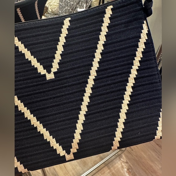 Stylish Navy Crossbody Bag - Picture 4 of 8